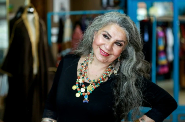 La créatrice de mode irakienne Hana Sadiq dans son atelier, le 31 mars 2022 à Amman, en Jordanie