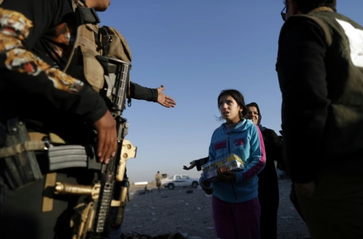 Des familles irakiennes sont évacuées de Bartalla dans l'est de Mossoul, le 23 novembre 2016