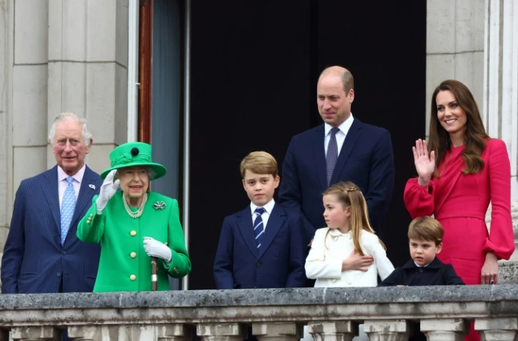Apparition surprise de la reine Elizabeth au balcon du palais de Buckingham, au dernier jour de son jubilé de platine le 5 juin 2022