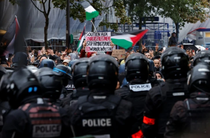 Des manifestants contenus par la police à Paris, où une manifestation en faveur des Palestiniens avait été interdite par la Préfecture de police, le 28 octobre 2023