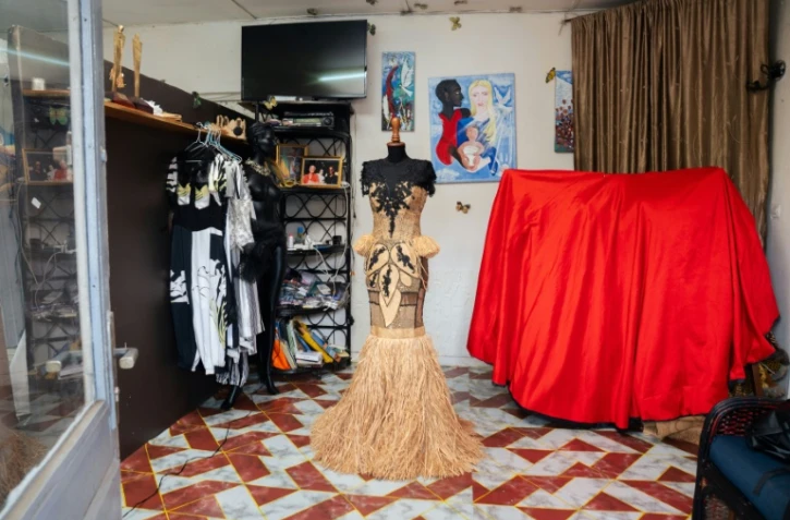 Vue d'ensemble d'une robe en raphia créée par le styliste gabonais Chouchou Lazare, dans son atelier à Libreville, le 9 février 2026