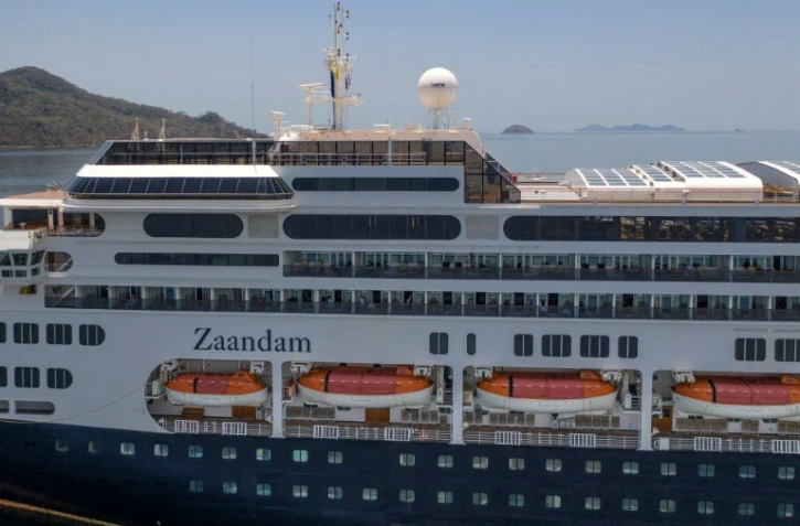 Vue du paquebot Zaandam, battant pavillon néerlandais et exploité par Holland America (groupe Carnival), le 27 mars à Panama City
