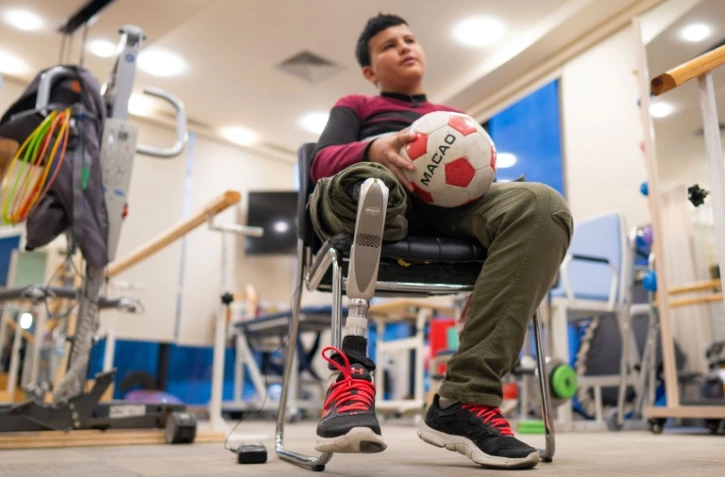 Mahmoud Abou Nusair, un adolescent palestinien de 15 ans qui a perdu sa jambe pendant la guerre à Gaza, donne une interview dans un centre médical où il reçoit des soins, à Amman, le 13 octobre 2026