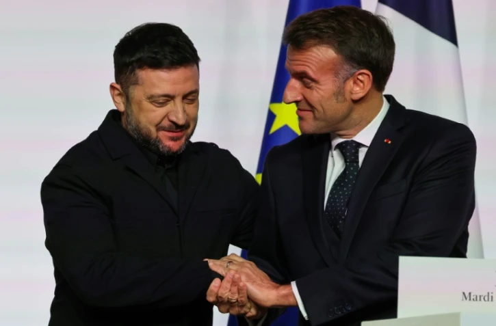 Le président de la République Emmanuel Macron (droite) et son homologue ukrainien Volodymyr Zelensky à l'occasion d'une conférence de presse, le 6 janvier 2026 à Paris