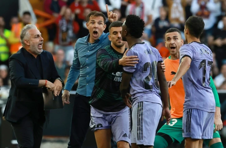 L'attaquant brésilien du Real Madrid, Vinicius Junior, quitte le terrain après son exclusion en fin de match le 21 mai 2023 à Valence, où il a été victime d'insultes racistes