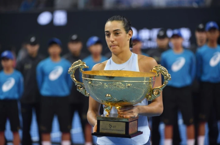 La Française Caroline Garcia pose avec le trophée après sa victoire face à la Roumaine Simona Halep au tournoi de Pékin, le 8 octobre 2017