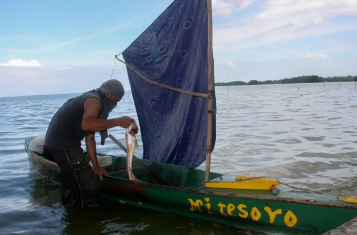 Un pêcheur sur le lac de Maracaibo, au Venezuela, le 30 juillet 2021