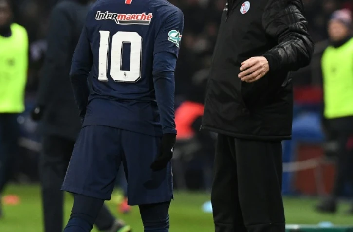 L'attaquant du Paris SG Neymar sort sur blessure lors du 16e de finale de Coupe de France face à Strasbourg au Parc des Princes le 23 janvier 2018