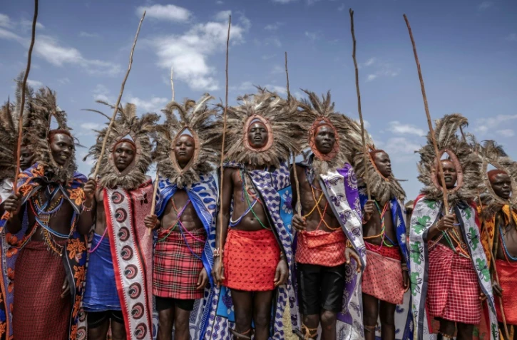 De jeunes massaï, couverts d'une coiffe en plumes d'autruche, à la cérémonie d'Eunoto, dans un village reculé près de Kilgoris, au sud-ouest du Kenya, le 18 août 2023