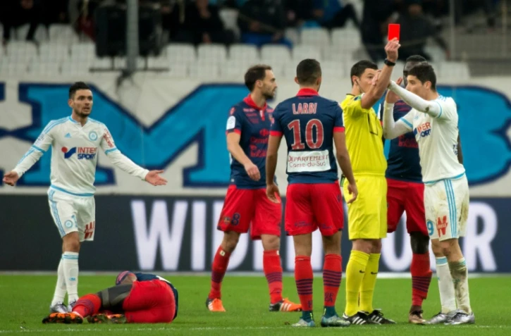 Le milieu de terrain de l'OM Abdelaziz Barrada reçoit un carton rouge lors du match contre le Gazélec Ajaccio, le 13 décembre 2015 au Vélodrome