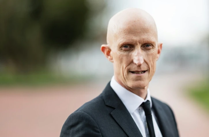 L’entrepreneur Timothée Durand, seul candidat au rachat du fabricant de verrerie Arc, devant le tribunal de commerce métropolitain de Lille à Tourcoing, le 10 mars 2026 dans le Nord