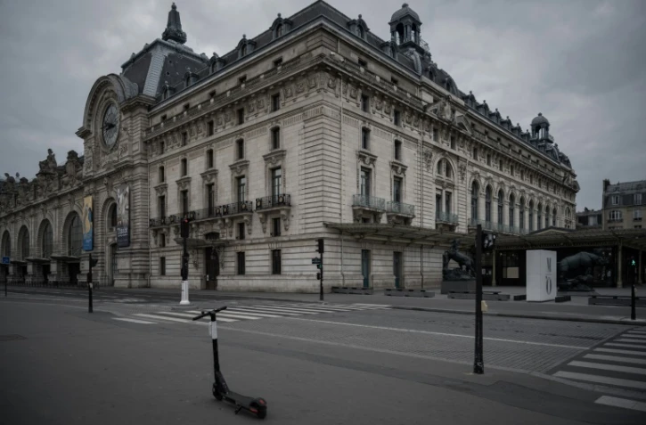 Une trottinette électrique sur un trottoir en mars 2020 à Paris pendant le confinement instauré en France pour lutter contre l'épidémie de coronavirus