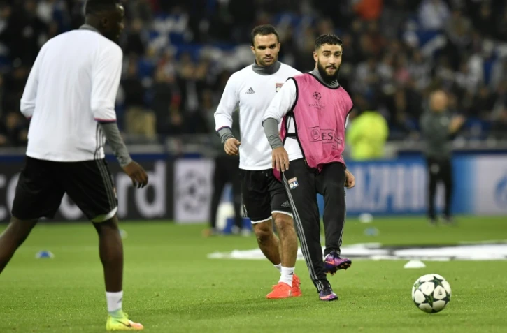 L'attaquant lyonnais Nabil Fekir (chasuble) et ses coéquipiers à l'échauffement avant d'affronter la Juventus au Parc OL, le 18 octobre 2016