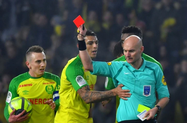 L'arbitre Tony Chapron exclut le Nantais Diego Carlos, lors du match contre Paris SG à La Beaujoire, le 14 janvier 2018