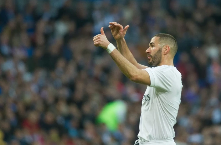 L'attaquant du Real Madrid Karim Benzema quitte le stade Santiago Bernabeu après avoir réalisé un doublé contre Getafe, le 5 décembre 2015