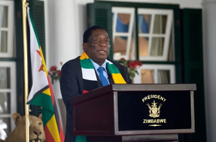 Le président zimbabwéen Emmerson Mnangagwa, reconduit pour un second mandat à l'issue d'un scrutin, aux nombreux dysfonctionnements, s'exprime lors d'une conférence de presse à Harare, le 27 août 2023