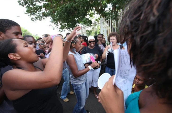 Lundi 7 Mars 2011

Manifestation des parents d'élèves devant le collège l'oasis au Port