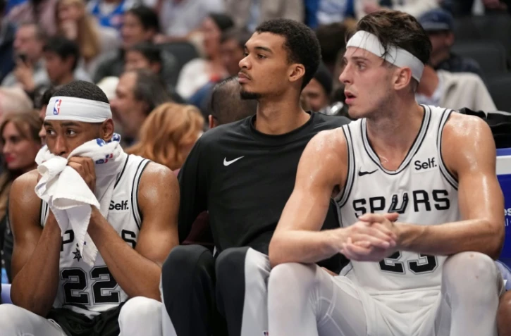 Blessé à l'échauffement et forfait, Victor Wembanyama regarde le match de son équipe, San Antonio, contre Dallas en NBA, sur le banc, le 23 décembre 2023 à Dallas