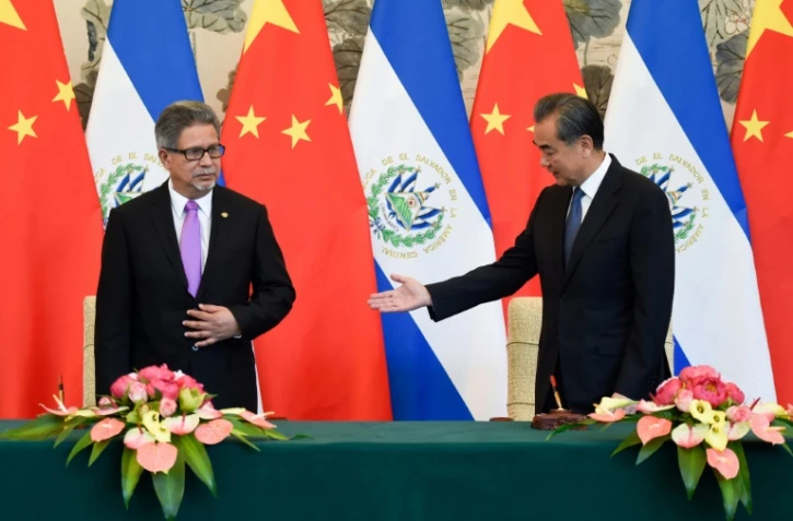 Les ministres des Affaires étrangères du Salvador Carlos Castaneda (à gauche) et de Chine Wang Yi à Pékin lors de l'établissement de relations diplomatiques entre les deux Etats, le 21 août 2018