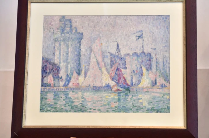 Photo du tableau intitulé "Port de la Rochelle" (1915) du peintre français Paul Signac (1863-1935) lors de sa présentation à Kiev le 23 avril 2019
