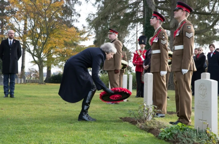 La Première ministre britannique Theresa May dépose une gerbe dans le cimetière germano-britannique de Mons, en Belgique, lors de commémorations de la fin de la Première Guerre mondiale. Le 9 novembre 2018.