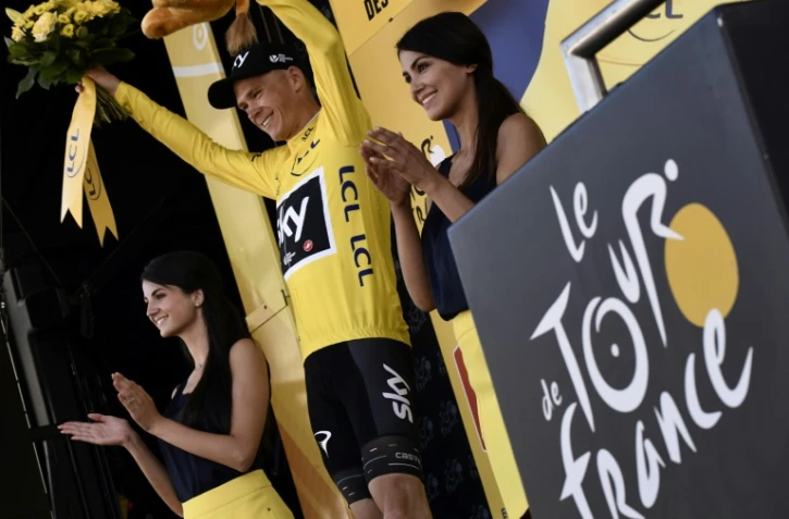 Le Britannique Chris Froome pose sur le podium revêtu du maillot jaune de leader du Tour de France à l'issue de la 5e étape, le 5 juillet 2017 au Plancher-les-Mines 