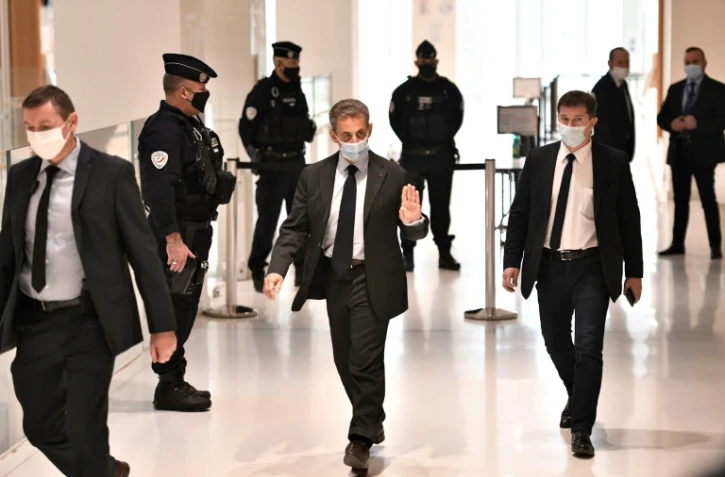 L'ancien président Nicolas Sarkozy arrive au tribunal où il est jugé pour des accusations de corruption, à Paris le 30 novembre 2020