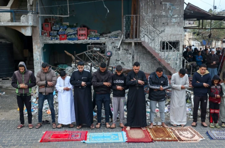 Des Palestiniens déplacés prient le 10 avril 2024 au premier jour de l'Aïd el-Fitr, la fête marquant la fin du mois de jeûne musulman du ramadan, à Rafah, dans le sud de la bande de Gaza, où une guerre oppose Israël au mouvement islamiste Hamas
