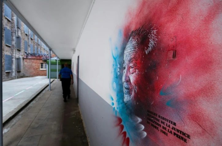 Graff de l'artiste C215 représentant Robert Badinter à la prison de Fresnes le 3 juillet 2020