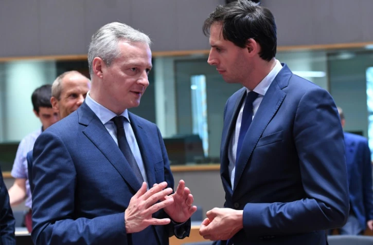 Le ministre français de l'Economie Bruno Le Maire (g) et son homologue neerlendais Wopke Hoekstra, lors d'une conférence de l'Eurogroupe à Bruxelles le 24 mai 2018