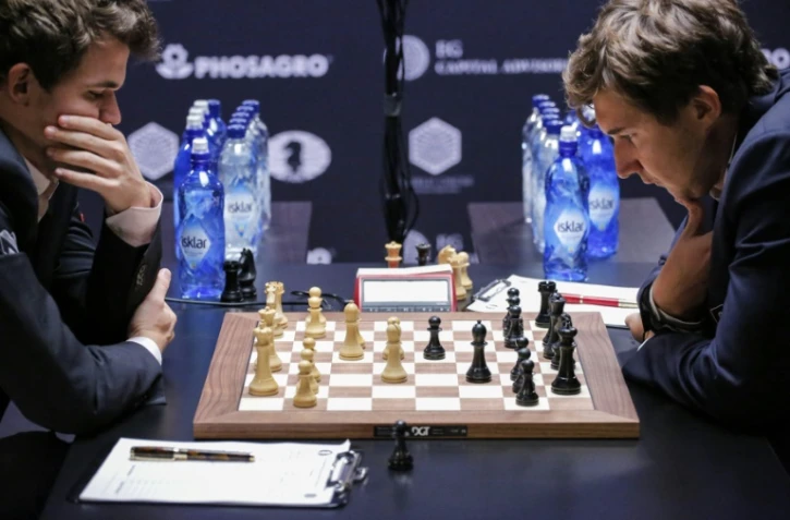 Le Norvégien Magnus Carlsen (g) et son challenger russe Sergueï Kariakine, le 28 novembre 2016 à New York