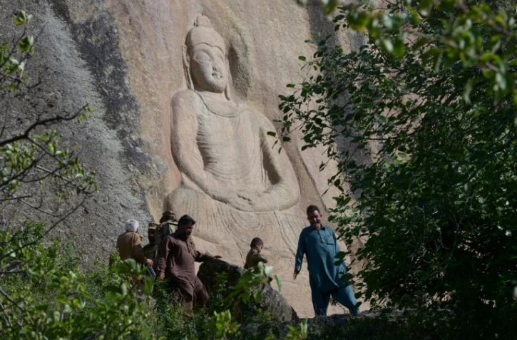 Le Bouddha de Swat sculpté sur la falaise, après sa restauration par des archéologues italiens, le 26 avril 2018 à Jahanabad, au Pakistan