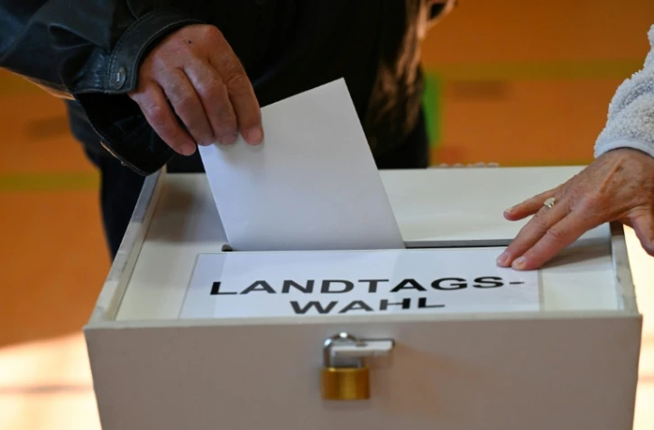 Un électeur vote lors des élections régionales dans le Brandebourg, le 22 septembre 2024 à Forst, en Allemagne