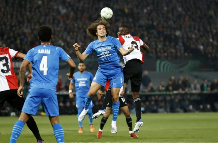 Duel aérien entre le milieu de terrain de Marseille Matteo Guendouzi (g) et le défenseur de Feyenoord Lutsharel Geertruida, en demi-finale aller de Ligue Europa Conférence, le 28 avril 2022 à Rotterdam 