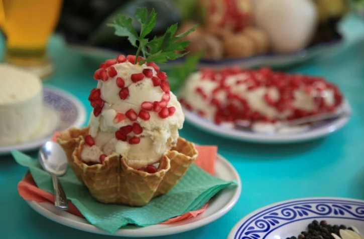 Un "chile en nogada" servi dans sa version avec de la crème glacée dans un restaurant de Puebla, dans le centre de Mexico, le 13 juillet 2021