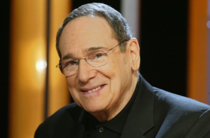 Le metteur en scène et comédien français Robert Hossein en 2003 sur le plateau de l'émission littéraire "Vol de nuit" de TF1