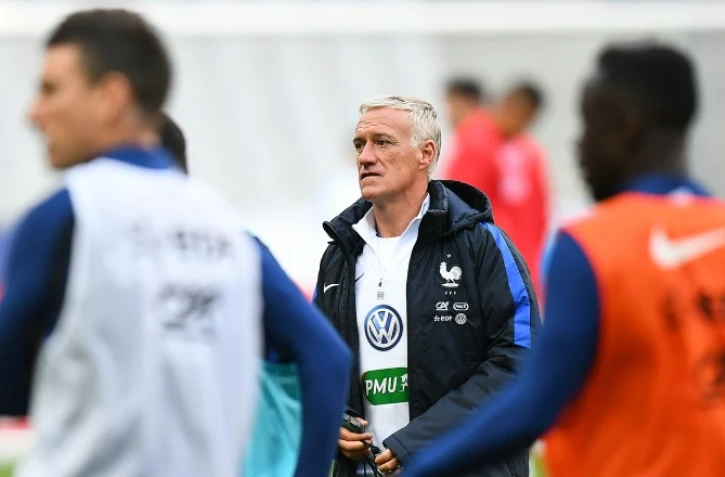 Le sélectionneur de l'équipe de France Didier Deschamps (c) lors d'une séance d'entraînement des Bleus au Stade de France, le 6 octobre 2016