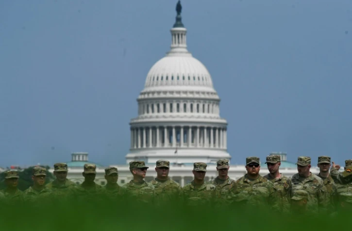 Des soldats américains sur le National Mall à la veille de la parade militaire organisée à Washington samedi, le 13 juin 2025 