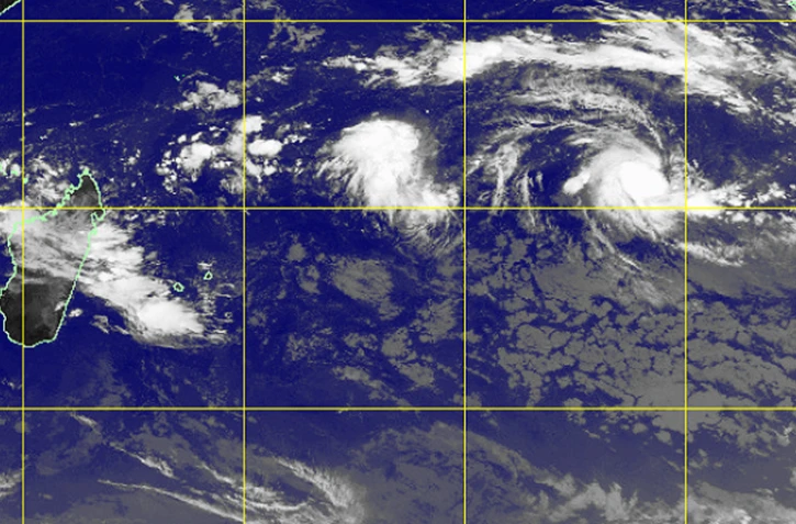 La perturbation se situait à 10 heures à 3 500 km au Nord-Est de La Réunion (système le plus à droite sur la carte): Image Mtotec.com
