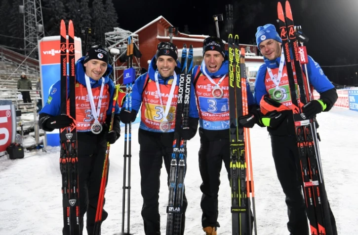 La joie des biathlètes français Fabien Claude, Simon Desthieux, Quentin Fillon-Maillet et Emilien Jacquelin, après leur 2e place du relais (4x7,5 km) d'Ostersund (Suède), comptant pour la Coupe du monde de biathlon, le 4 décembre 2021