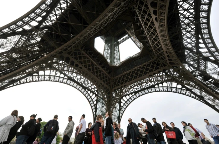 La tour Eiffel, monument payant le plus visité au monde, reçoit six millions de visiteurs par an