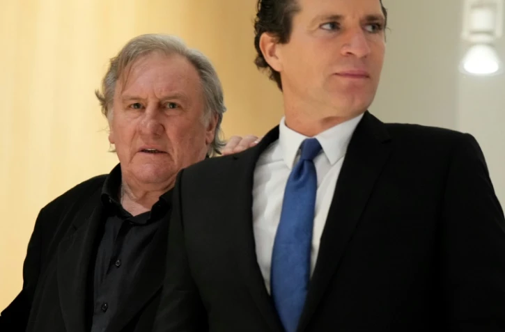 Gérard Depardieu, à gauche, et son avocat Jérémie Assous, à droite, le 26 mars 2025, au tribunal judiciaire de Paris