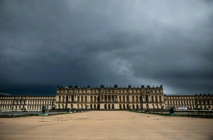 Le musée du Louvre et le château de Versailles ont été évacués et fermés après des alertes