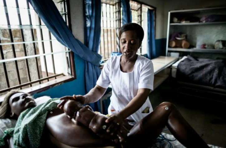 Cecilia Lausara, formatrice à l'école de sages-femmes de Masuba, dans le centre-nord de la Sierra Leone, s'entraîne avec un mannequin grandeur nature de femme enceinte, le 26 avril 2016