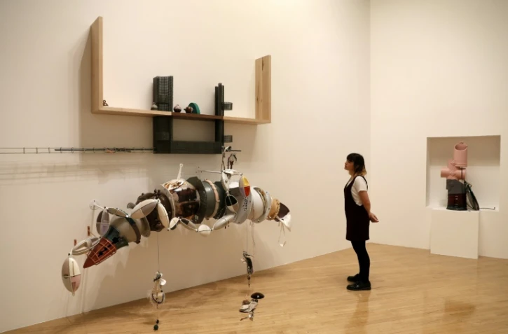 Photo du 26 septembre 2016 montrant une femme regardant une oeuvre de l'artiste Helen Marten au Tate Britain de Londres
