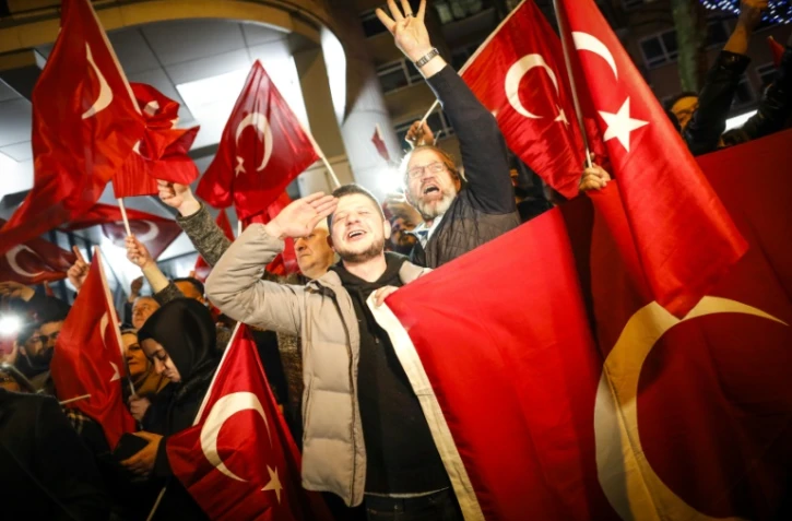 Des manifestants munis de drapeaux turcs devant le consulat de Turquie à Rotterdam, le 11 mars 2017 