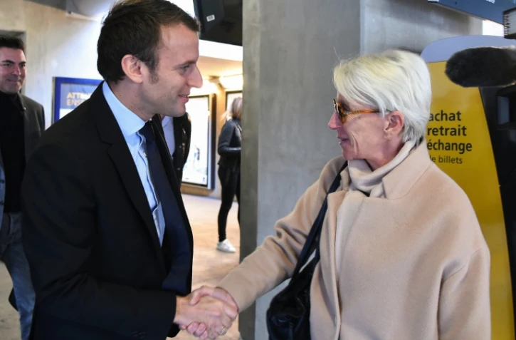 L'ex-ministre de l'Economie Emmanuel Macron (g) à la gare du Mans, le 11 octobre 2016