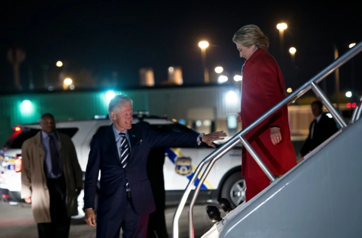 L'ancien président des Etats-Unis Bill Clinton accompagne son épouse et candidate à la Maison Blanche Hillary Clinton à la descente de l'avion à Philadelphie, le 7 novembre 2016