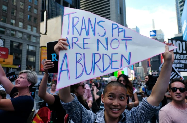 Des manifestants opposés à la décision du président Trump d'interdire le recrutement de personnes transgenres dans les forces armées américaines, le 26 juillet 2017 à Times Square, New York.