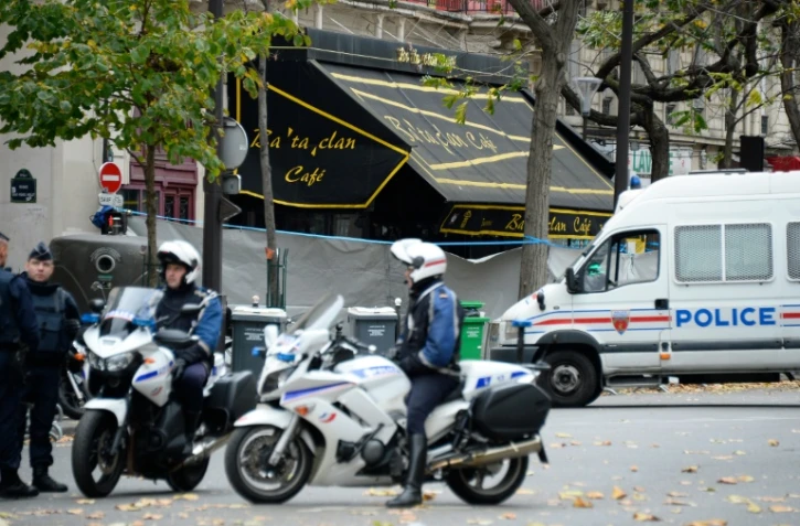 Des policiers devant le Bataclan à Paris, le 16 novembre 2015